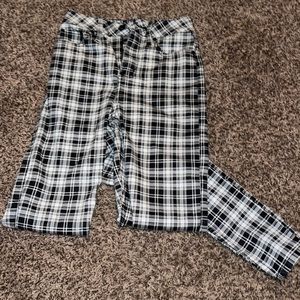 Hot Topic Denim™️ size 1 black & white plaid jeggings